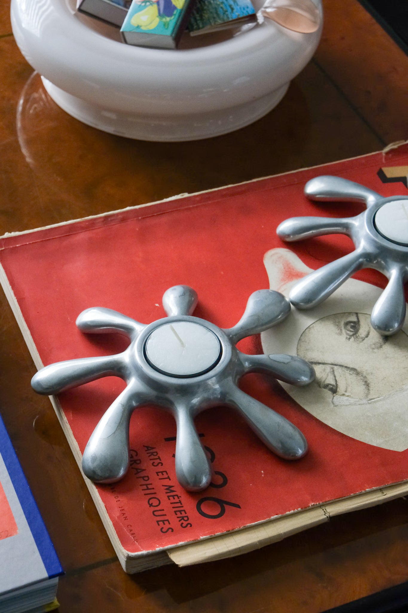 Splash tea light holder