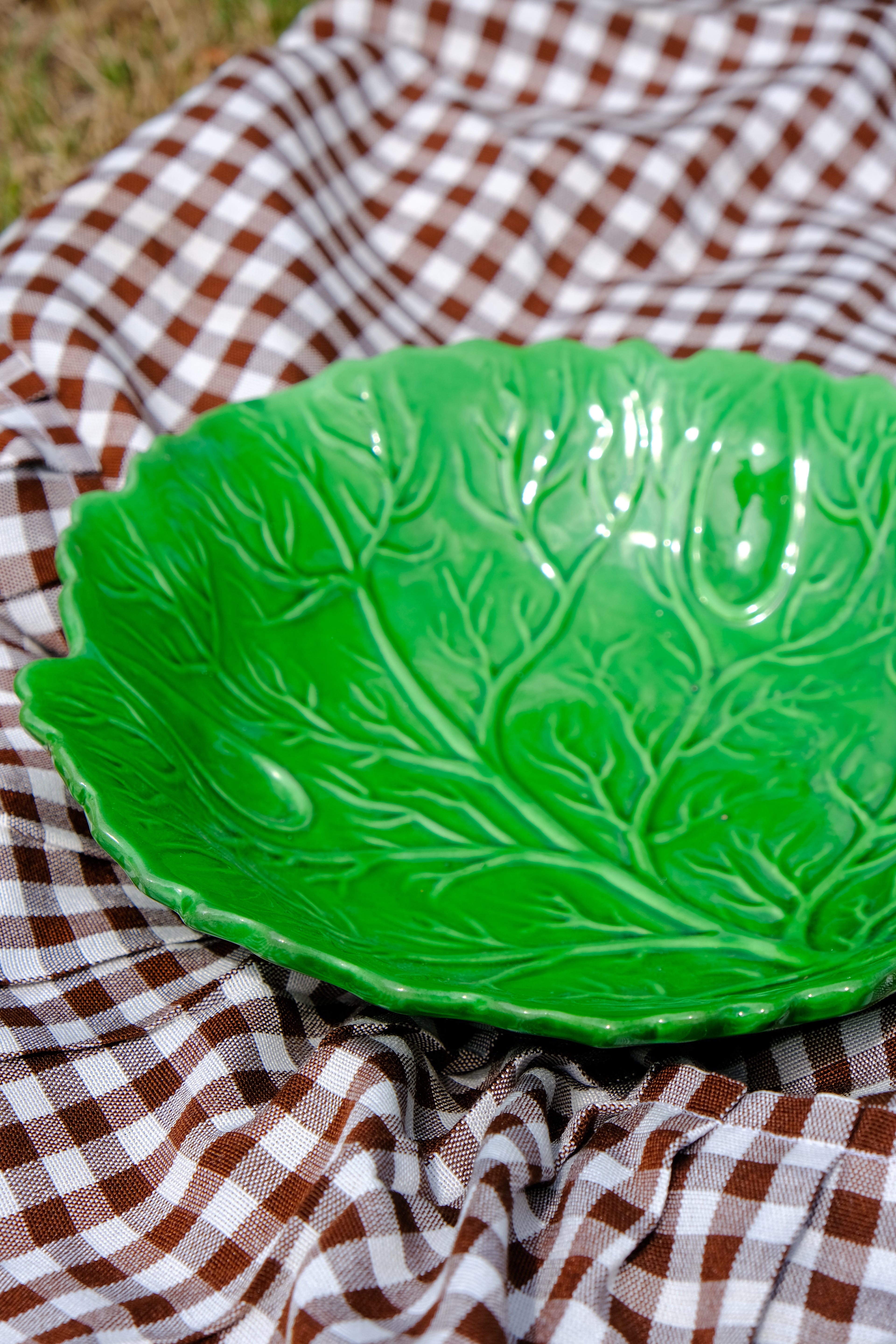 Cabbage leaf salad bowl
