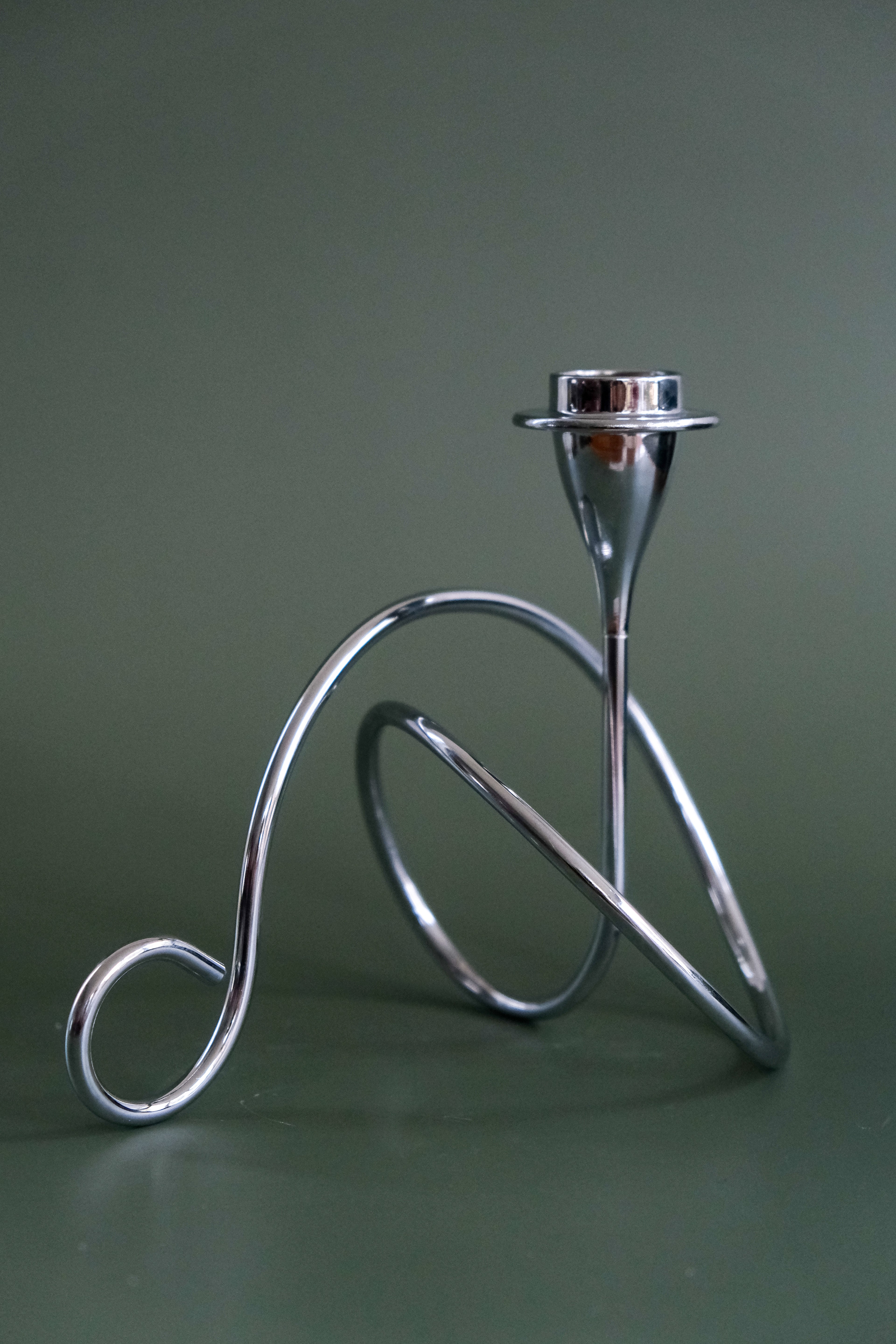 Loop candle holder