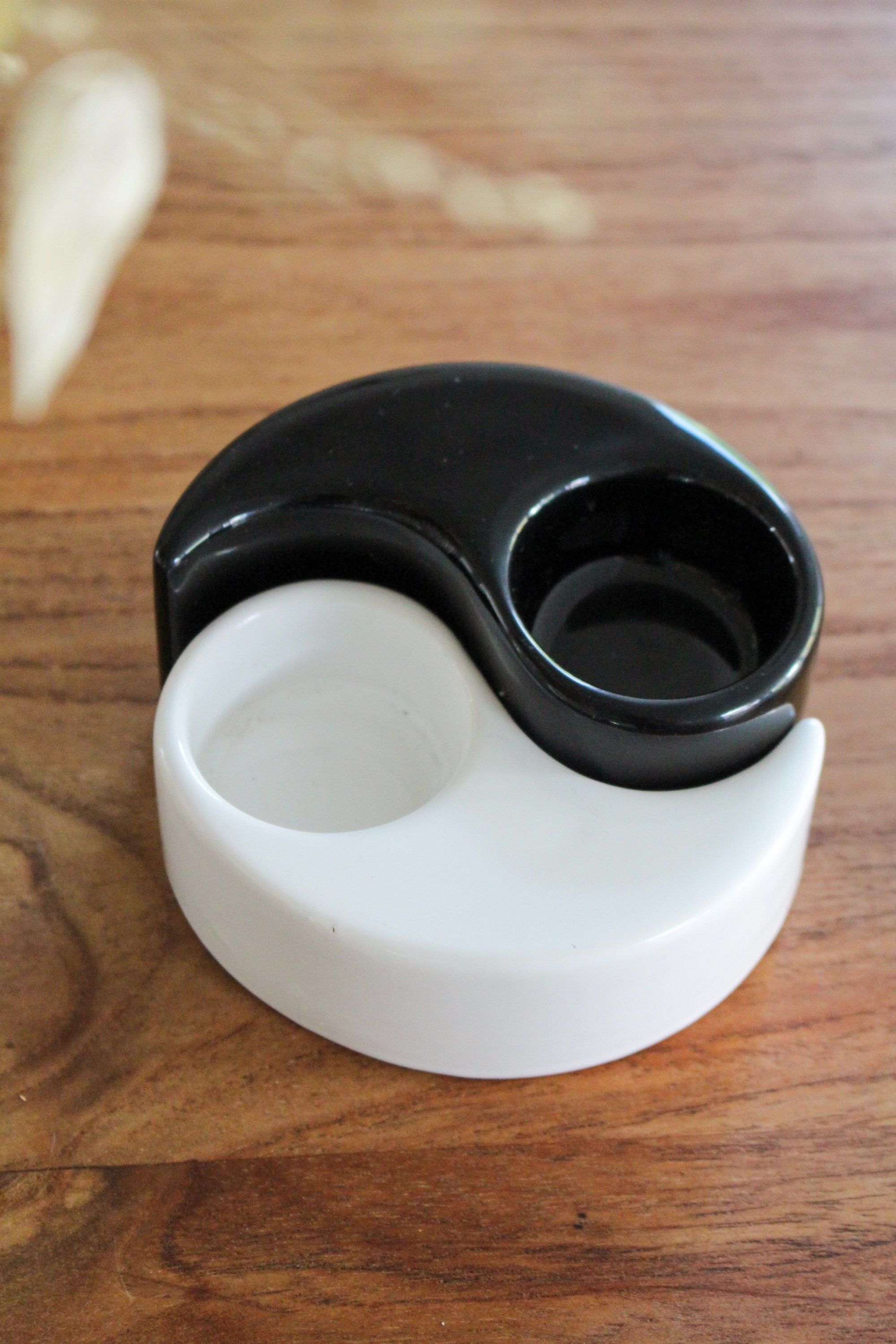 Yin yang tea light holder