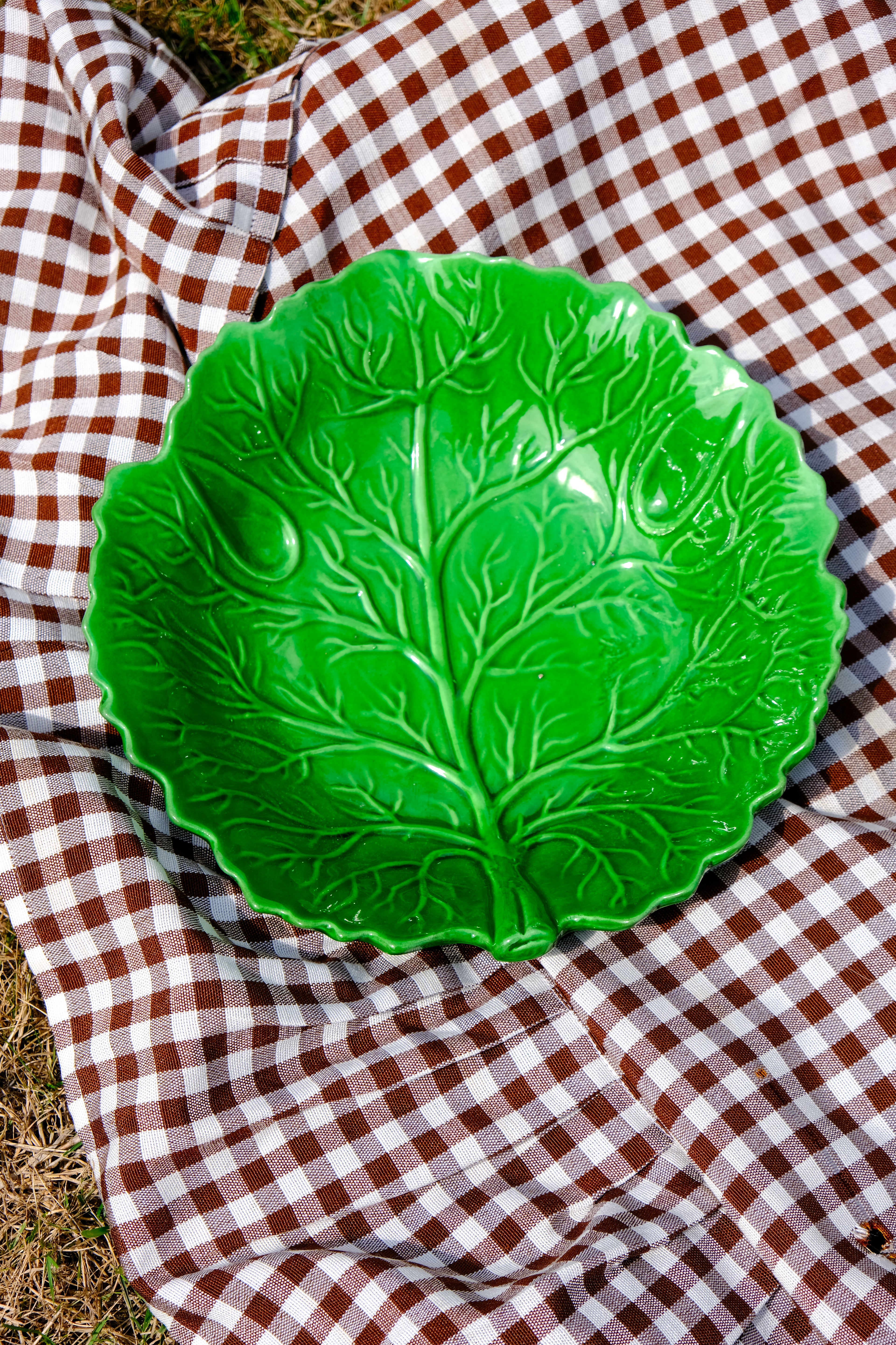 Cabbage leaf salad bowl