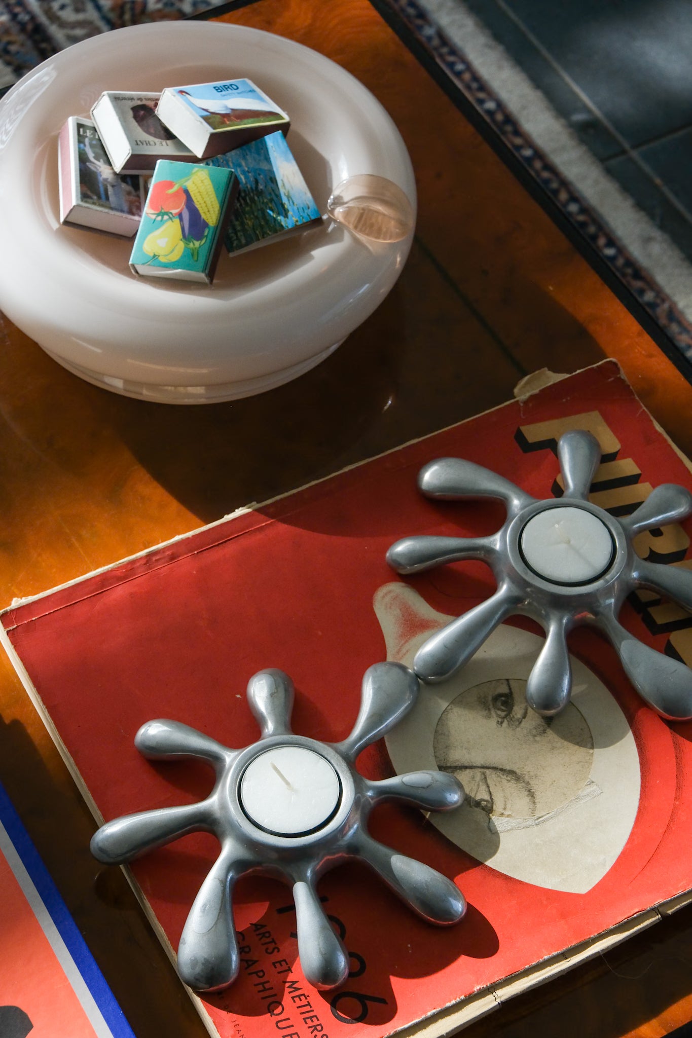Splash tea light holder