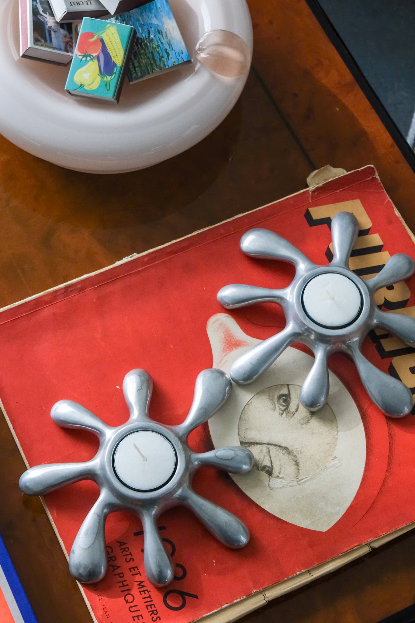 Splash tea light holder