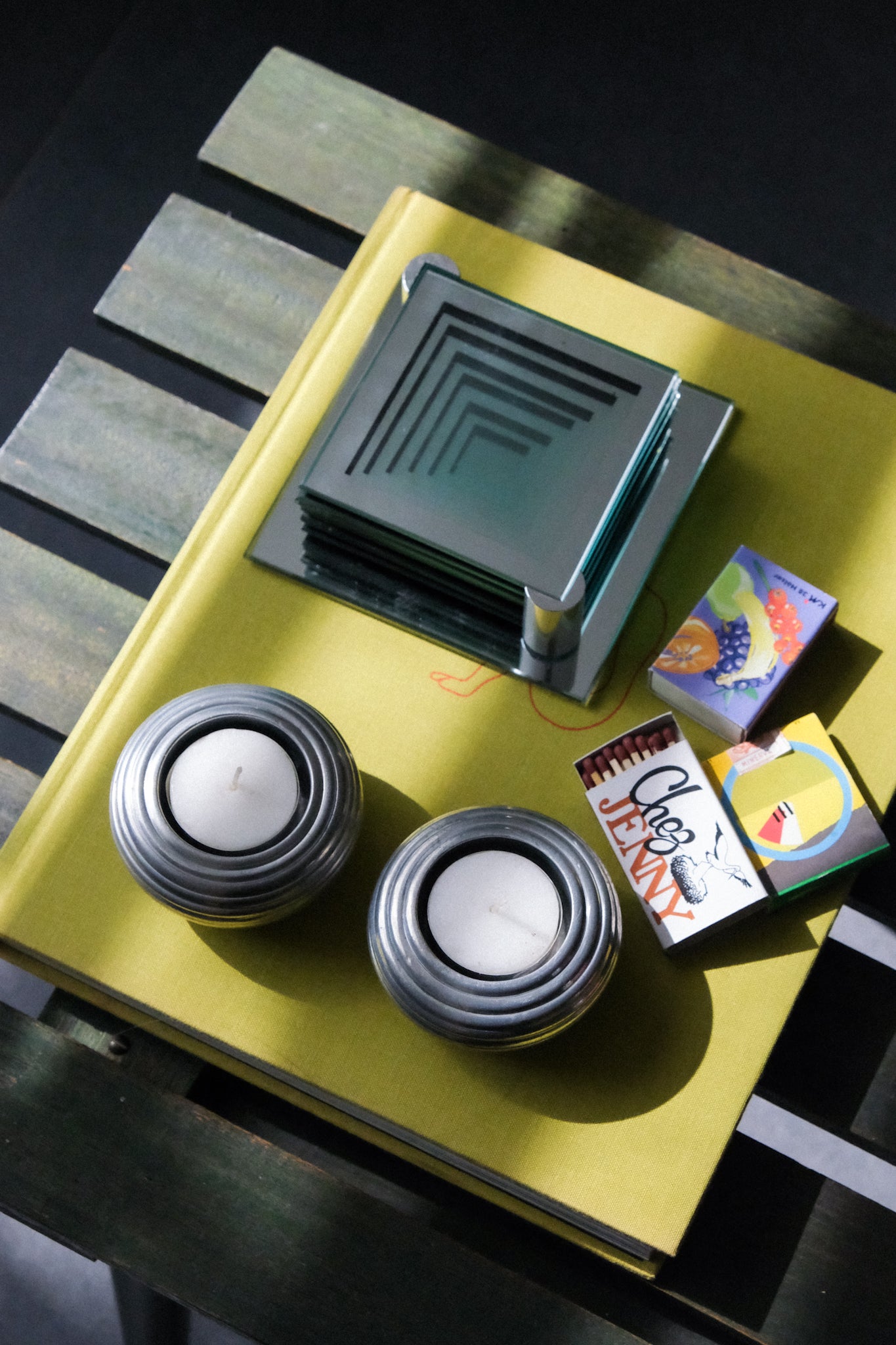 Ribbed tea light holder