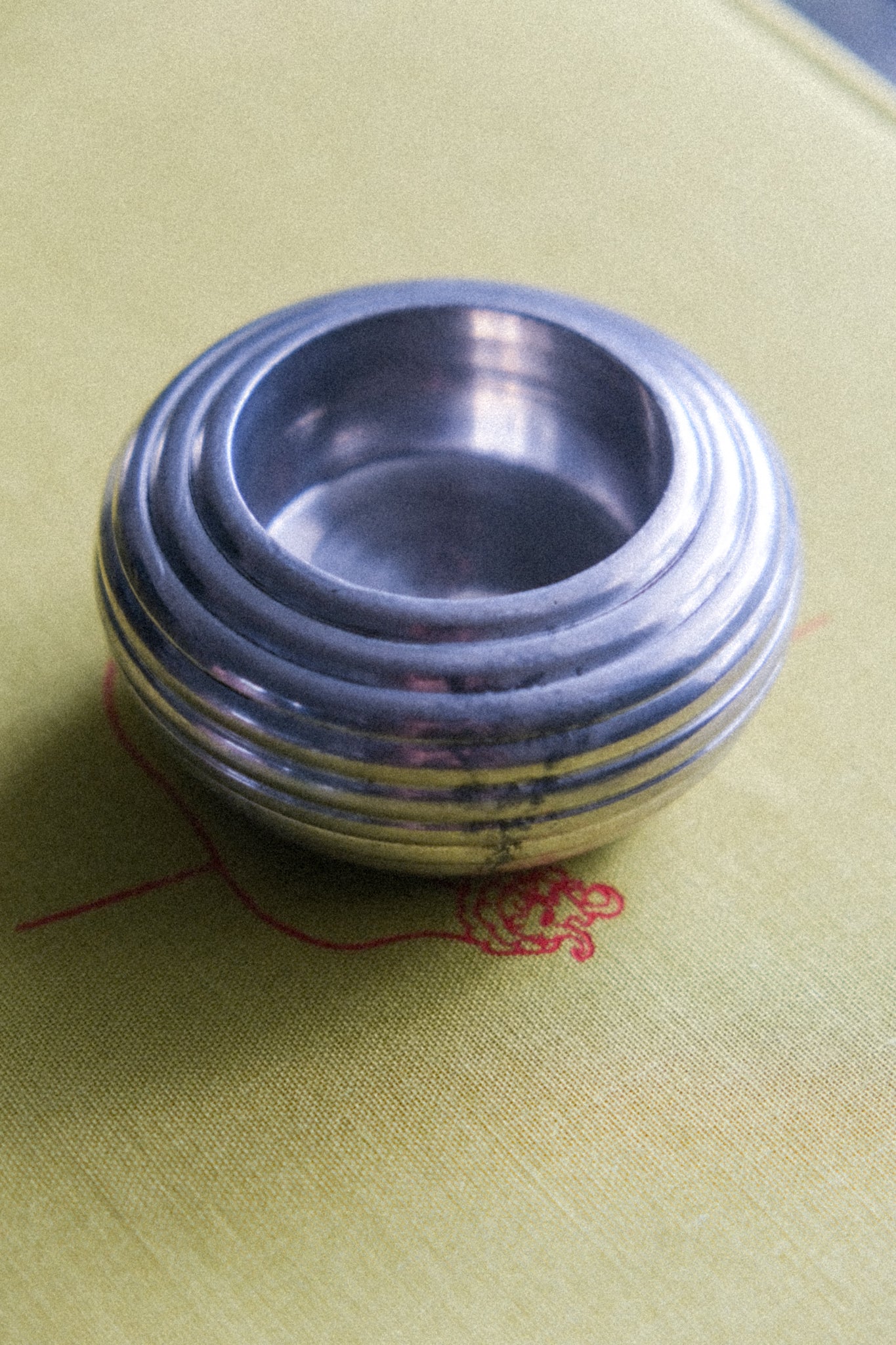 Ribbed tea light holder
