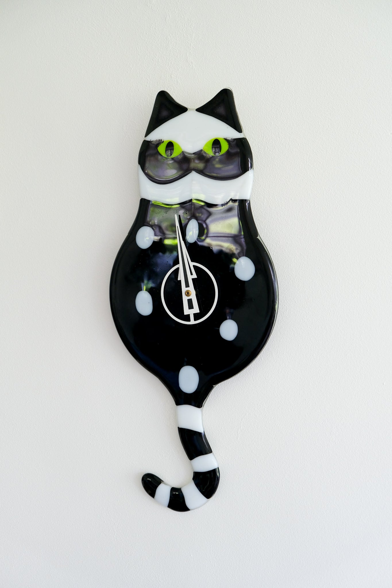 Glass cat clock