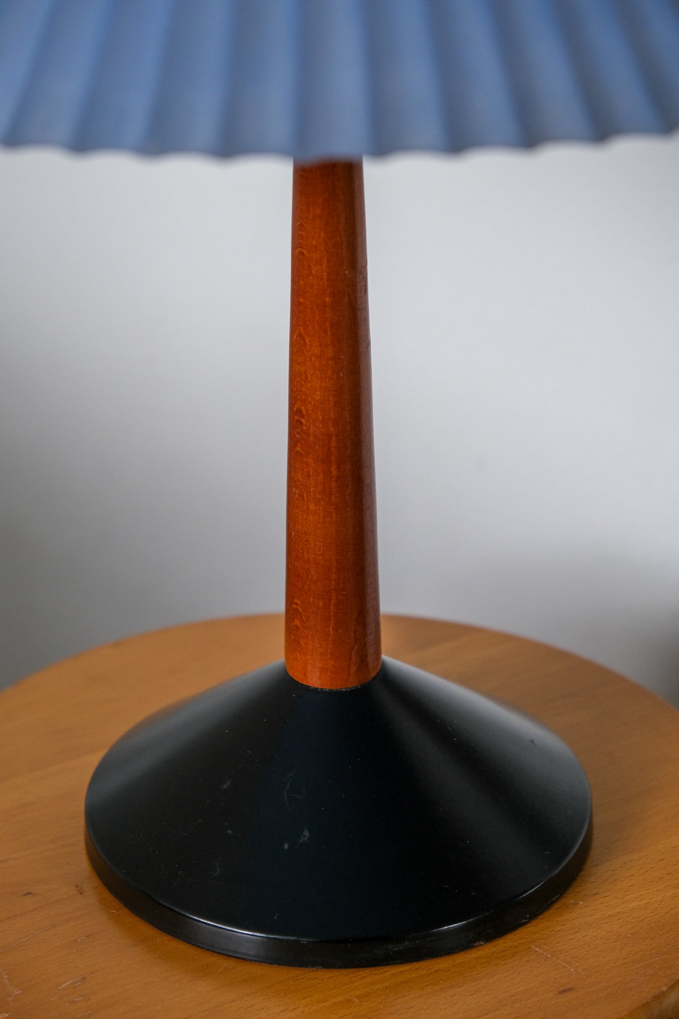 1960's Italian lamp with glass shade