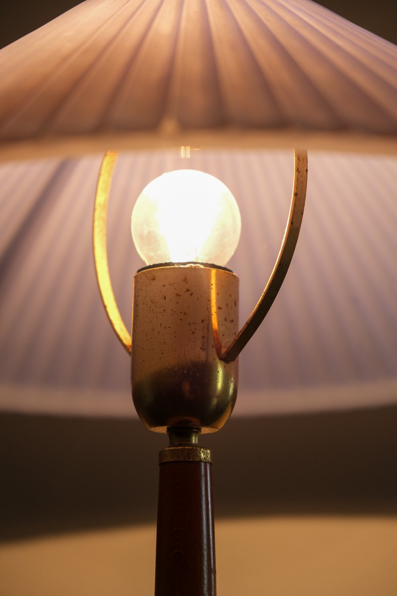 1960's Italian lamp with glass shade