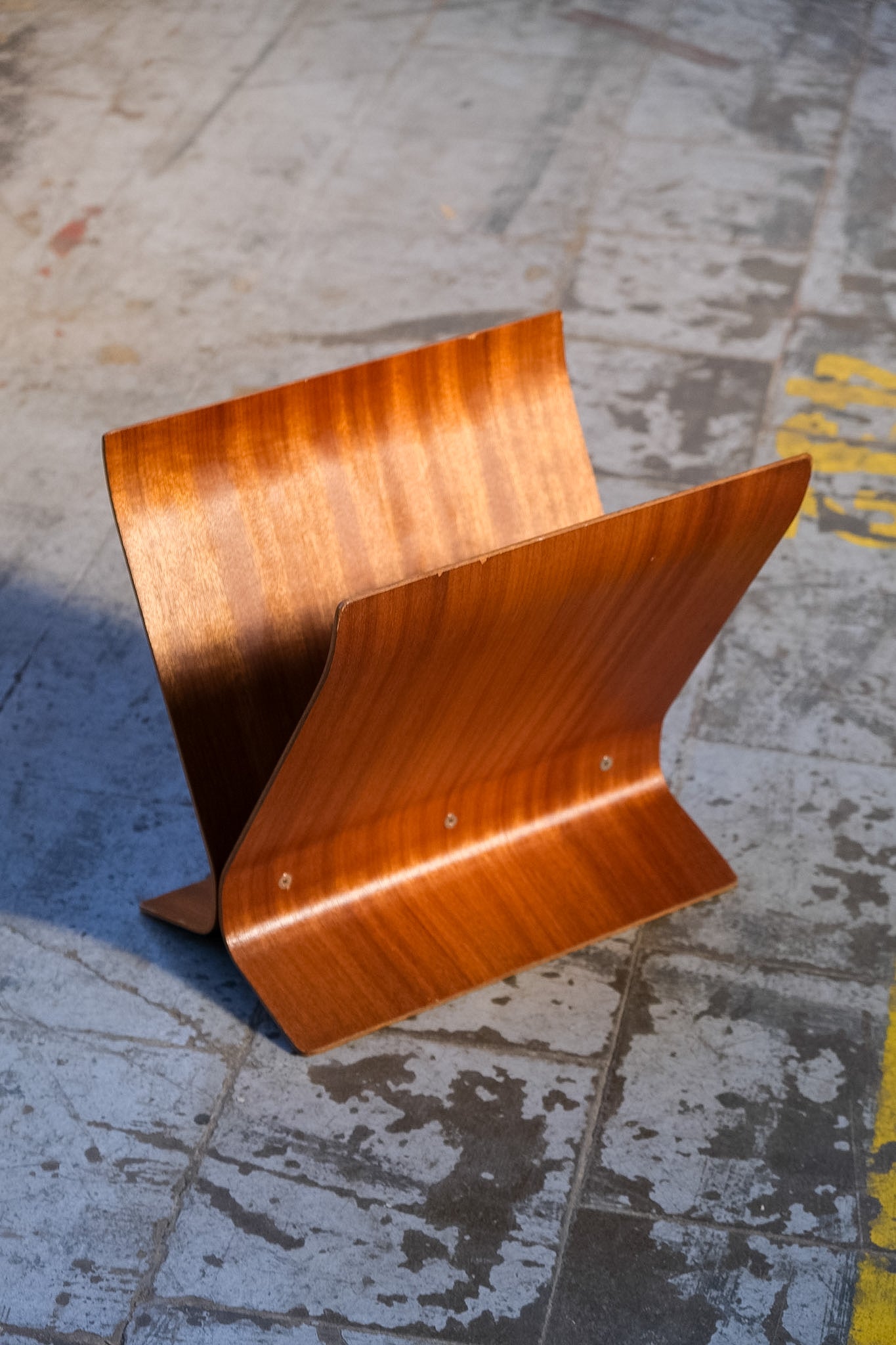 Umbra design magazine holder