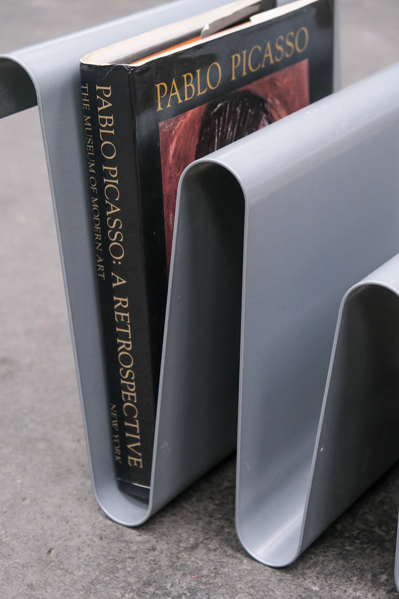 Wavy magazine holder