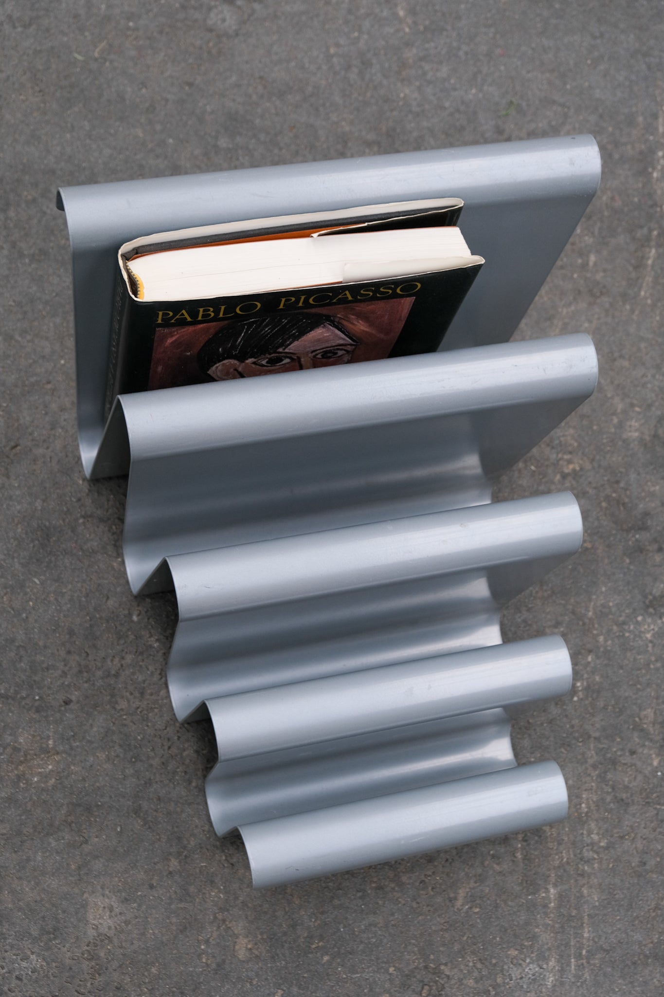 Wavy magazine holder