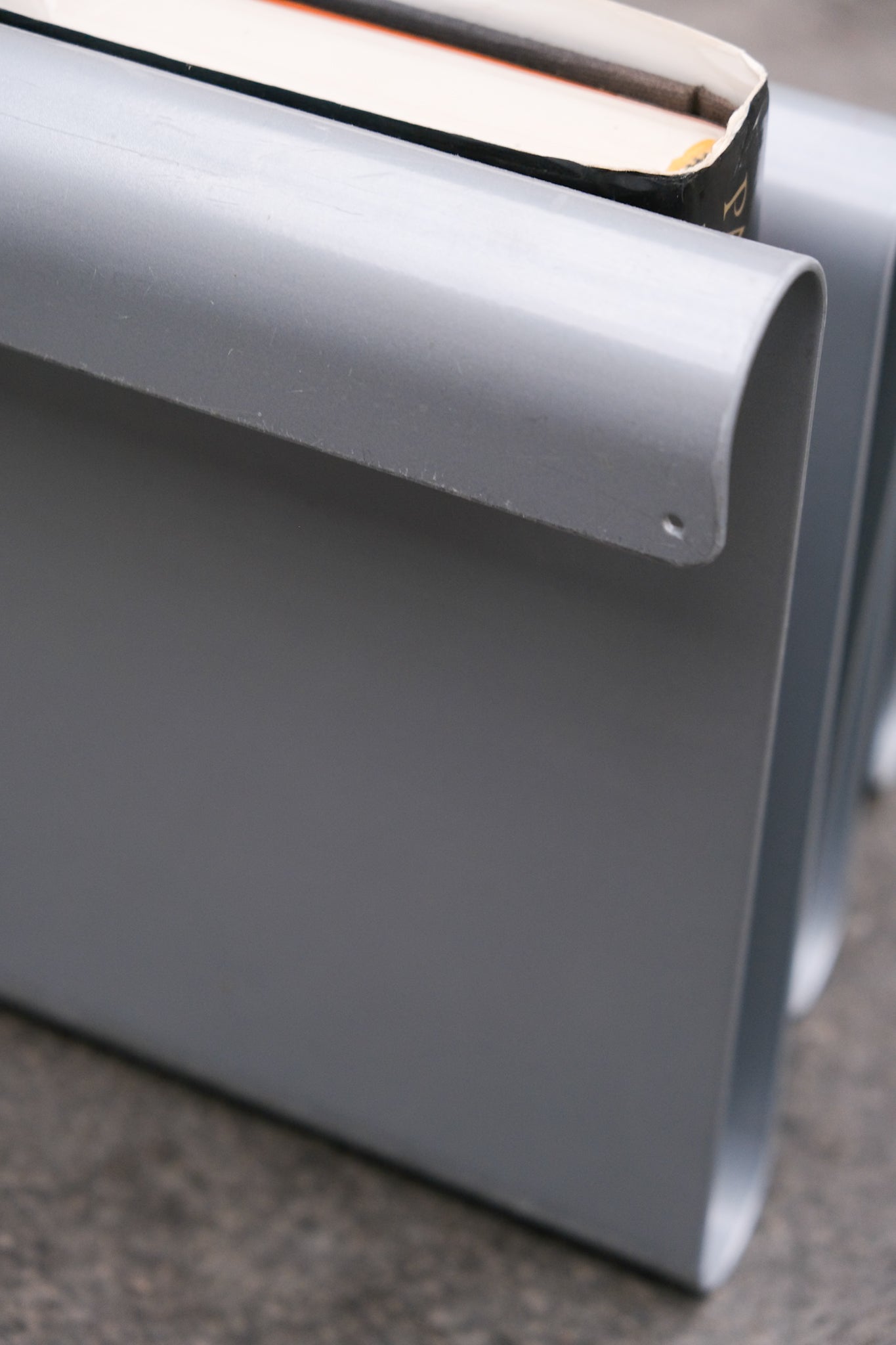 Wavy magazine holder