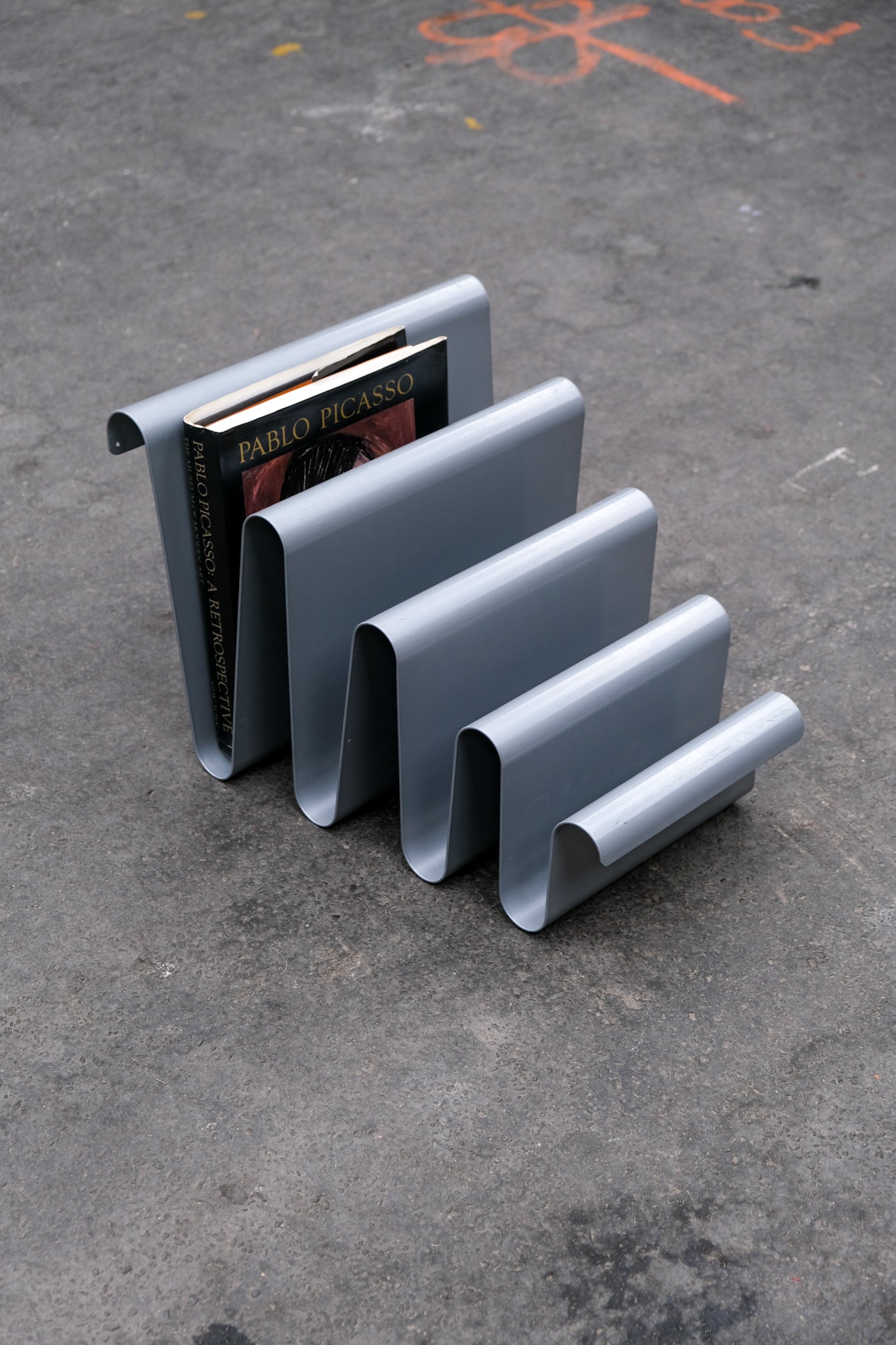 Wavy magazine holder