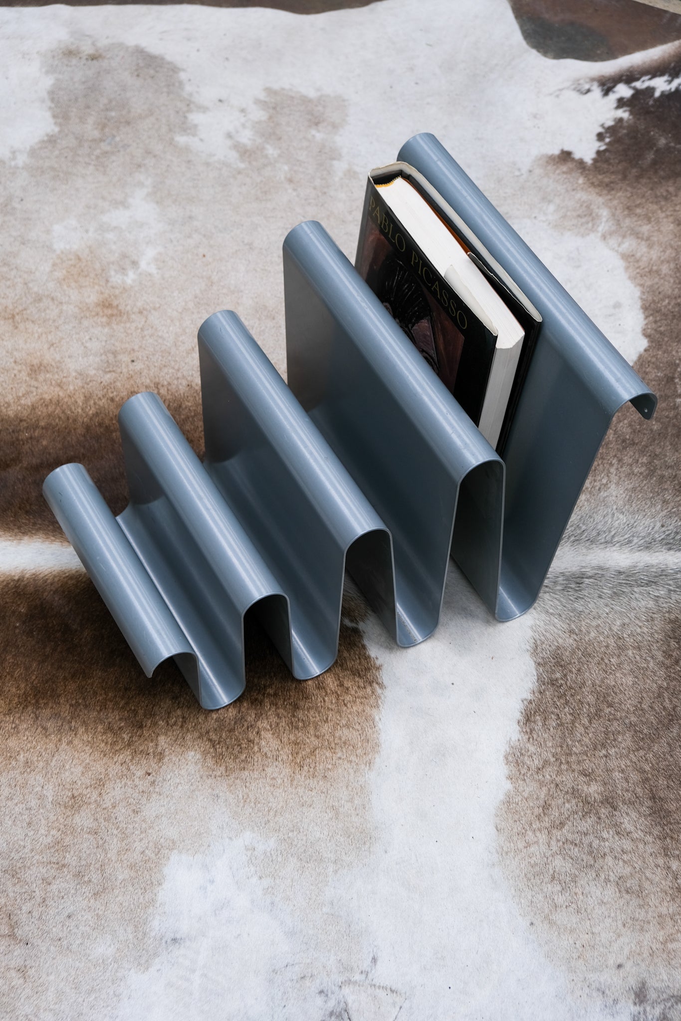 Wavy magazine holder