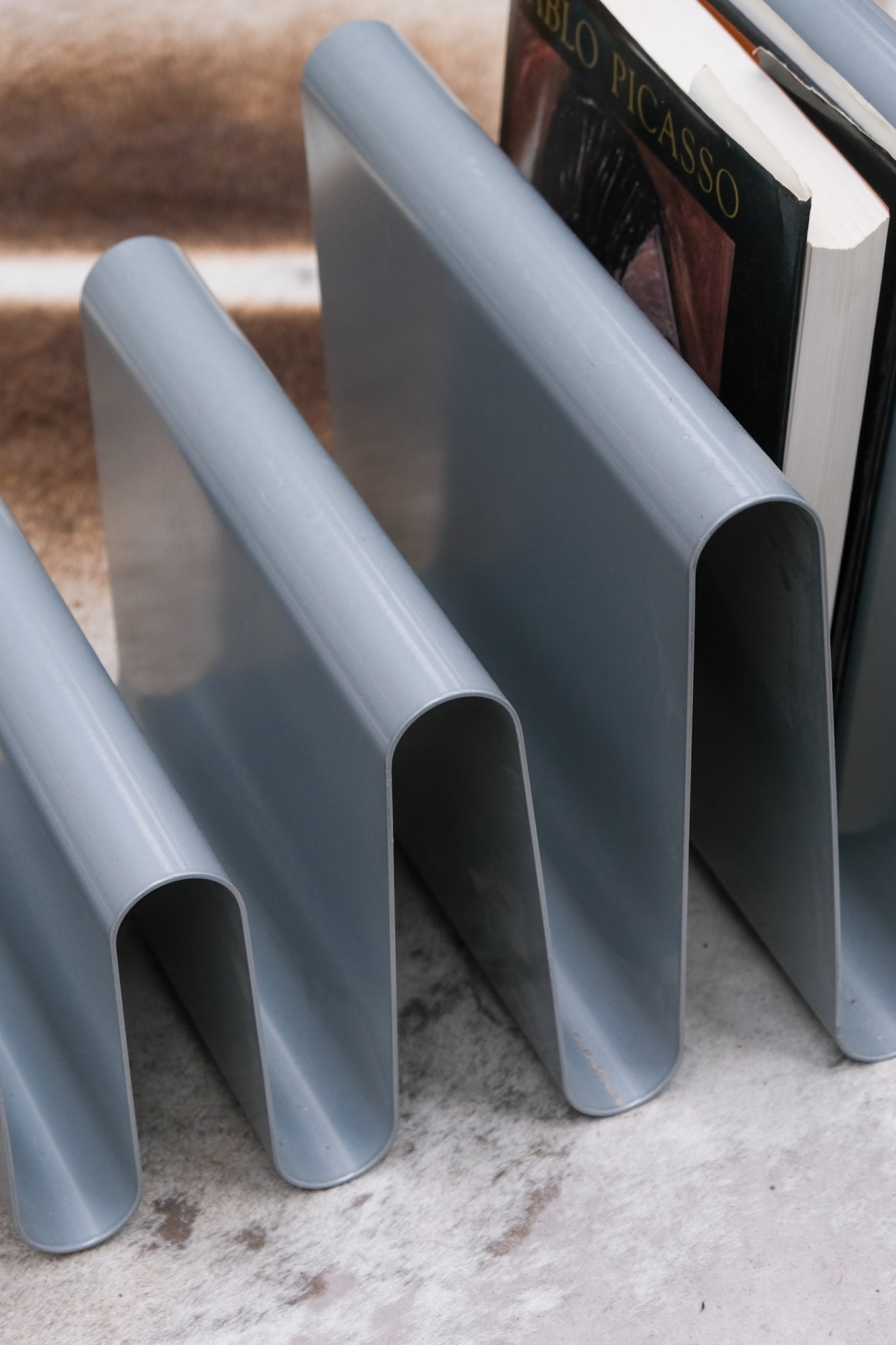 Wavy magazine holder