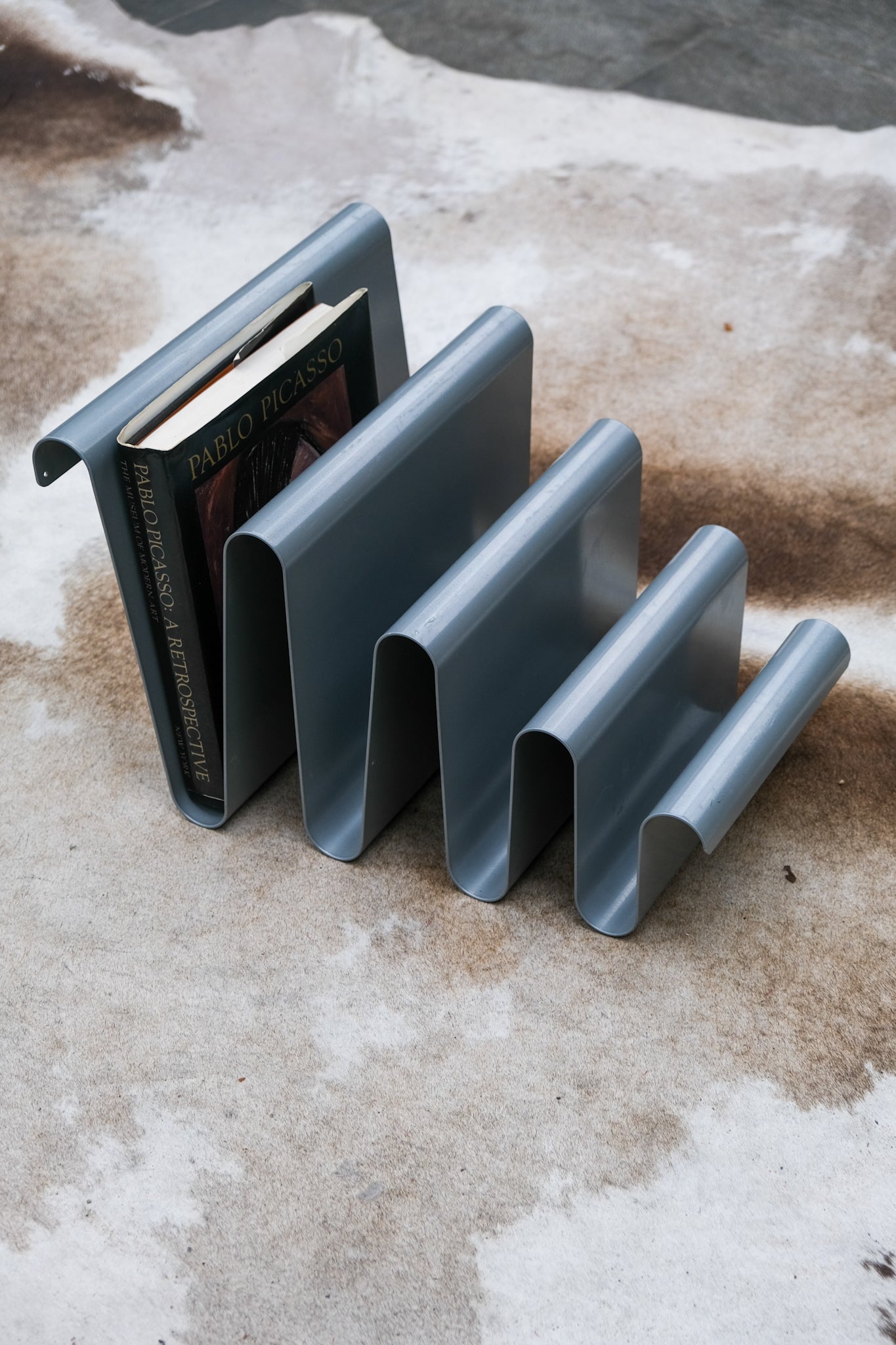 Wavy magazine holder