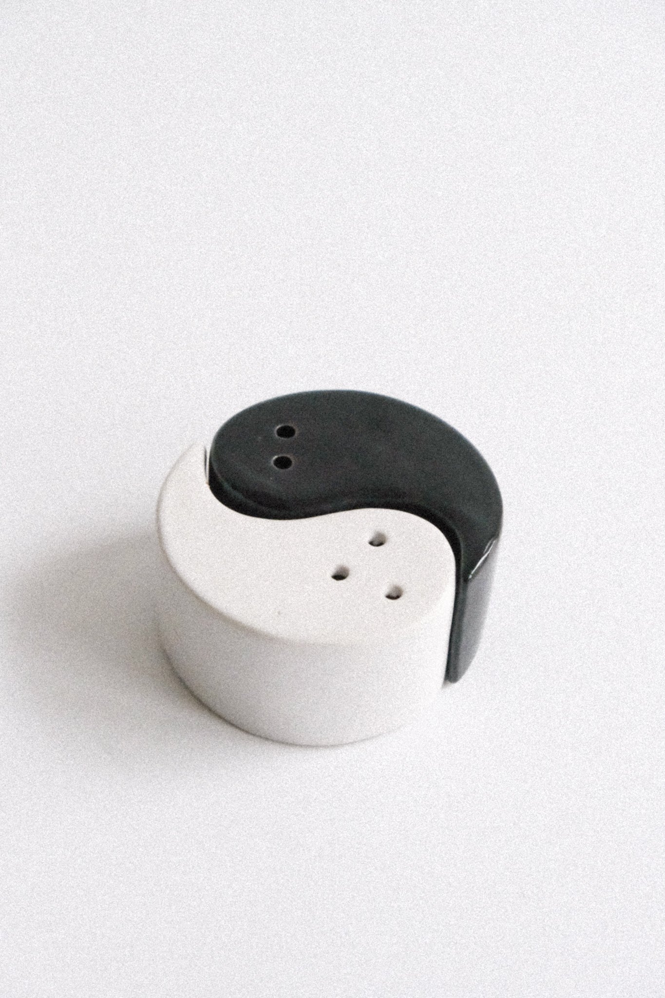 Yin yang salt & pepper shaker