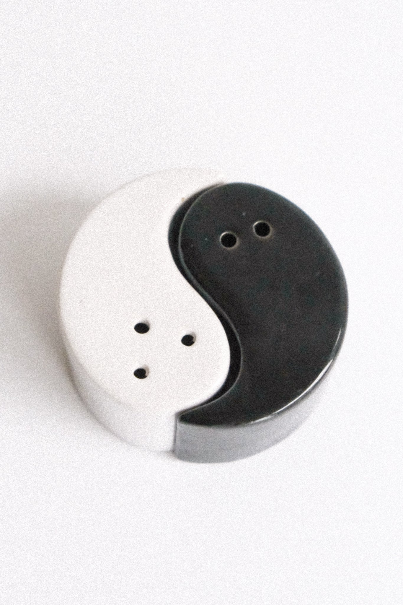 Yin yang salt & pepper shaker