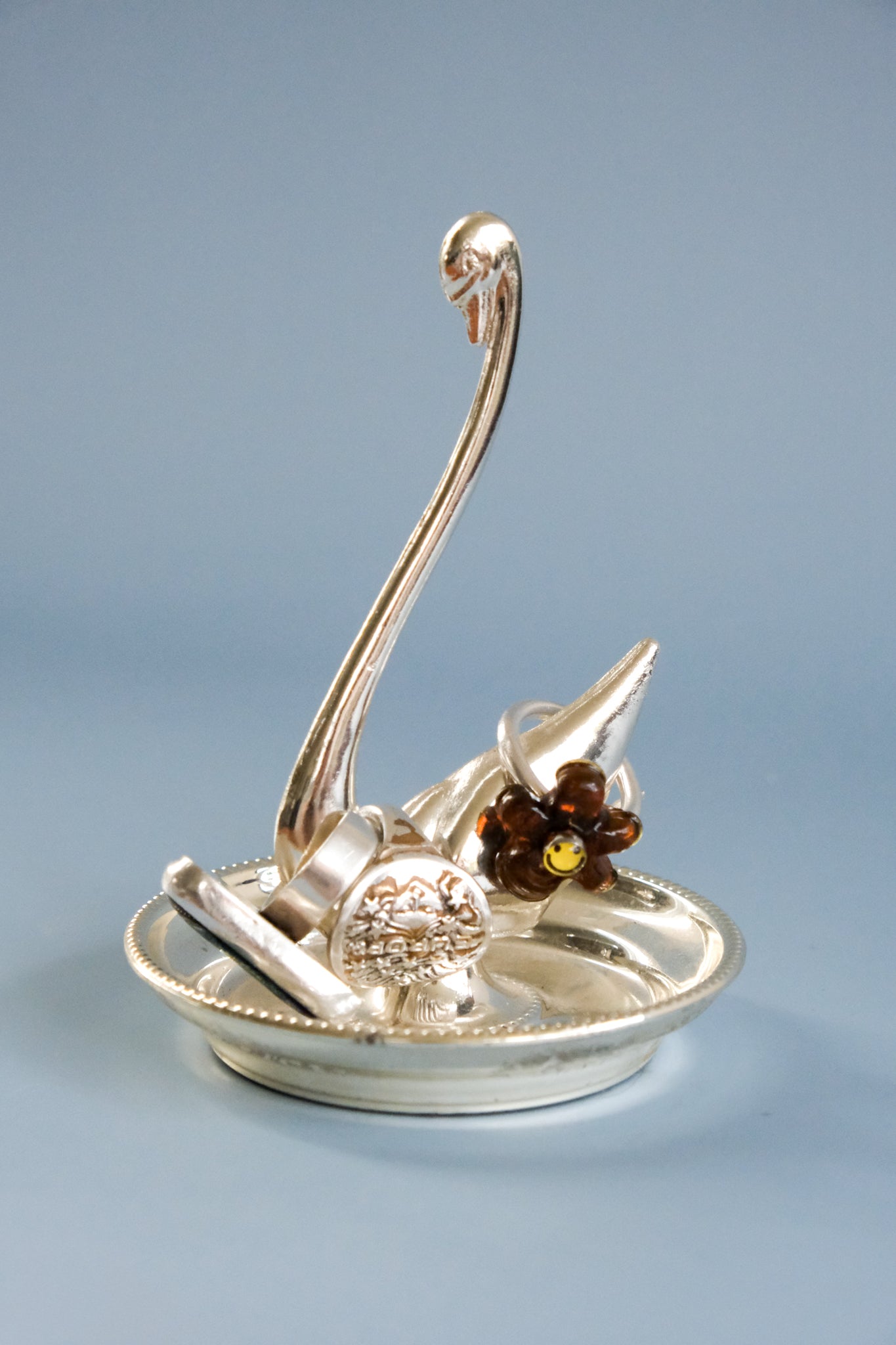 Swan ring holder